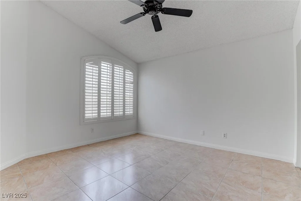 6624 Old Oxford, Las Vegas, NV 89108