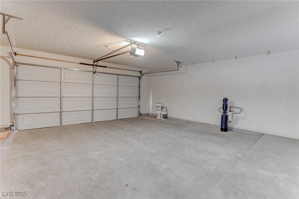 6624 Old Oxford, Las Vegas, NV 89108