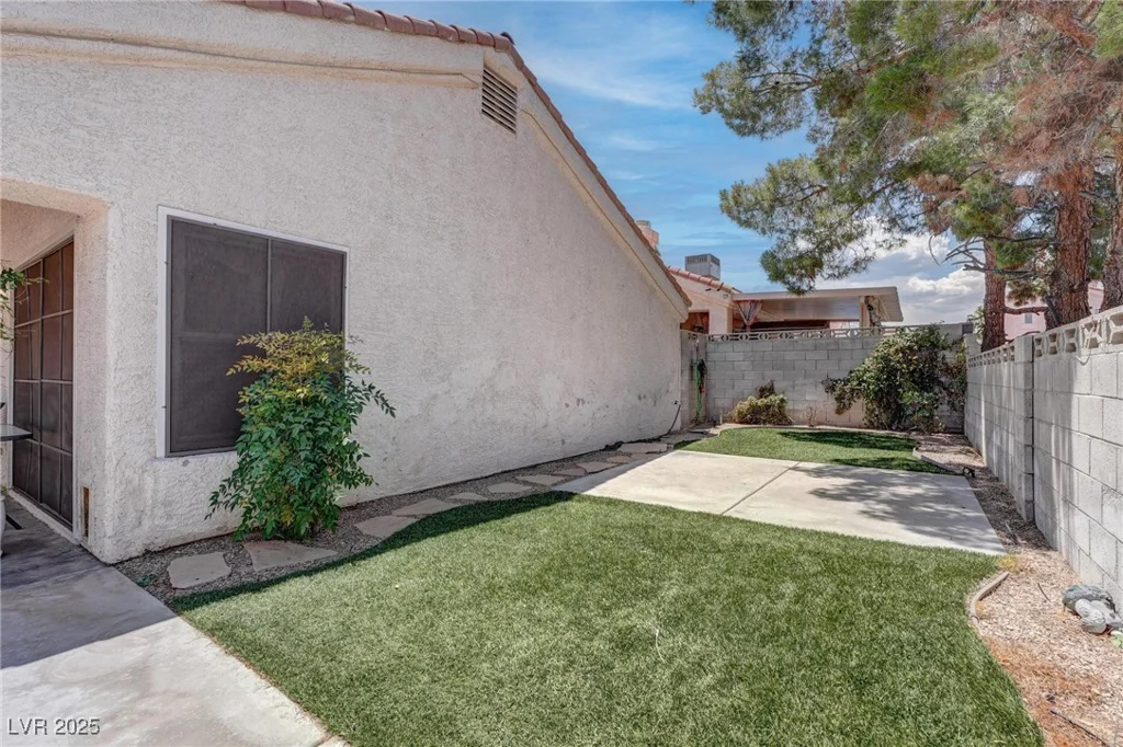 6624 Old Oxford, Las Vegas, NV 89108