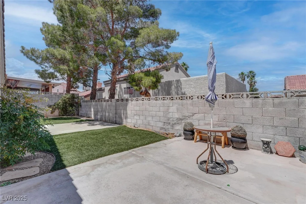 6624 Old Oxford, Las Vegas, NV 89108