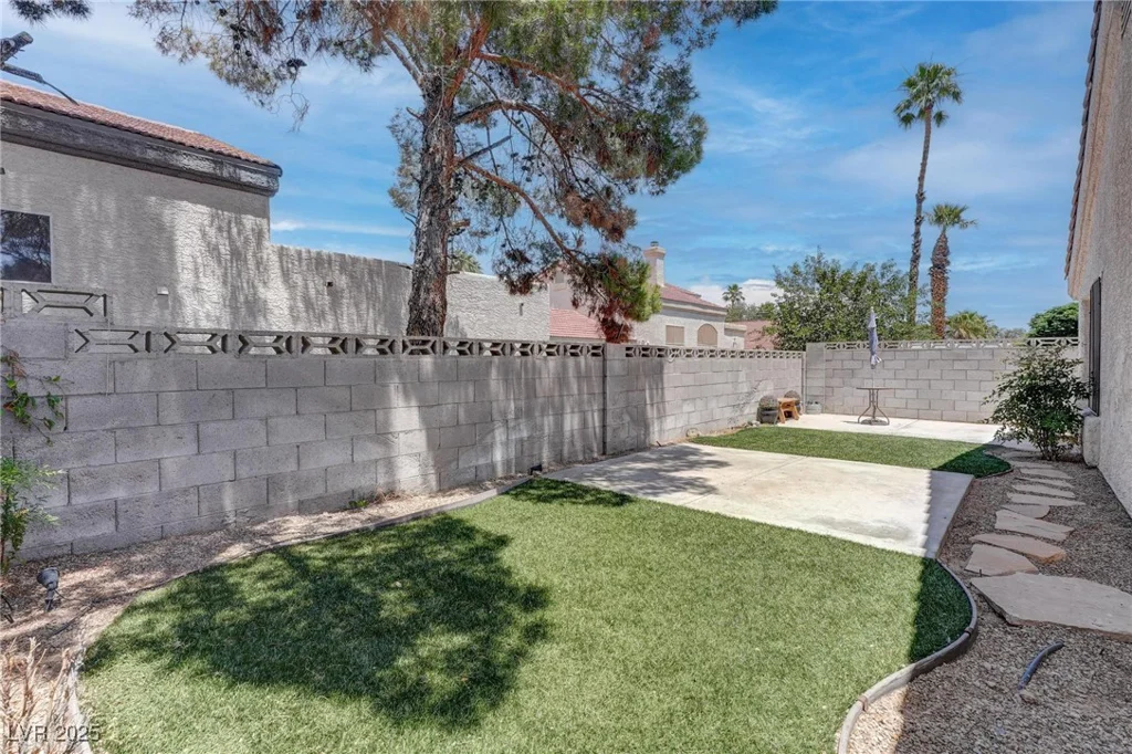6624 Old Oxford, Las Vegas, NV 89108