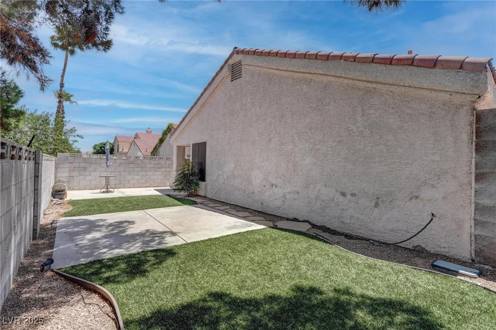 6624 Old Oxford, Las Vegas, NV 89108