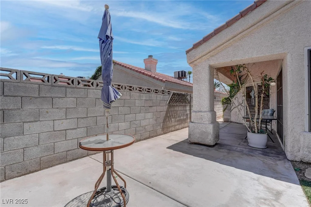 6624 Old Oxford, Las Vegas, NV 89108