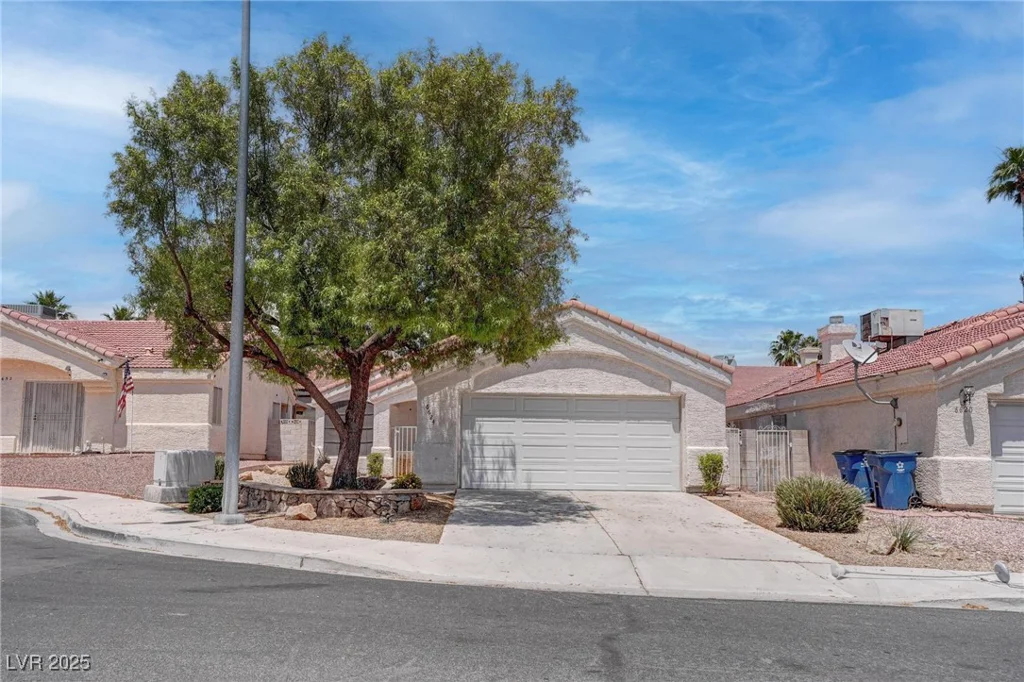 6624 Old Oxford, Las Vegas, NV 89108
