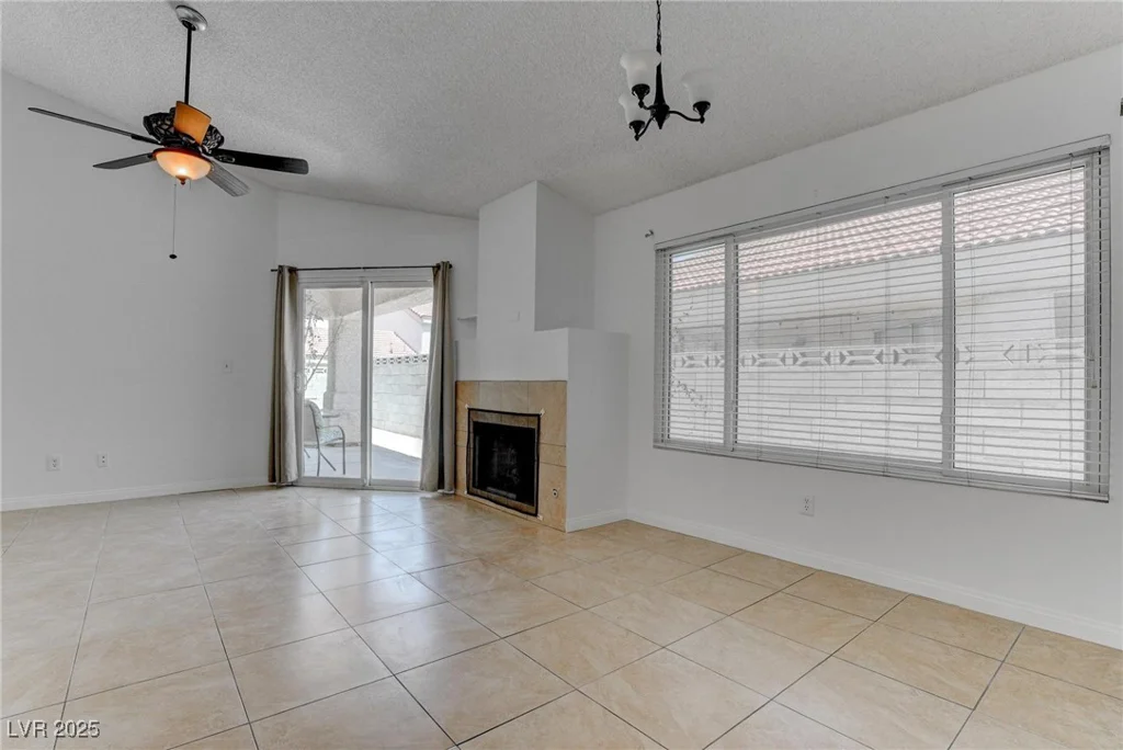 6624 Old Oxford, Las Vegas, NV 89108
