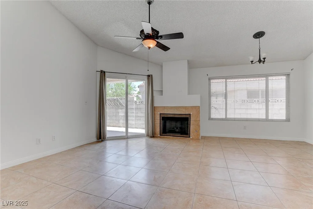 6624 Old Oxford, Las Vegas, NV 89108