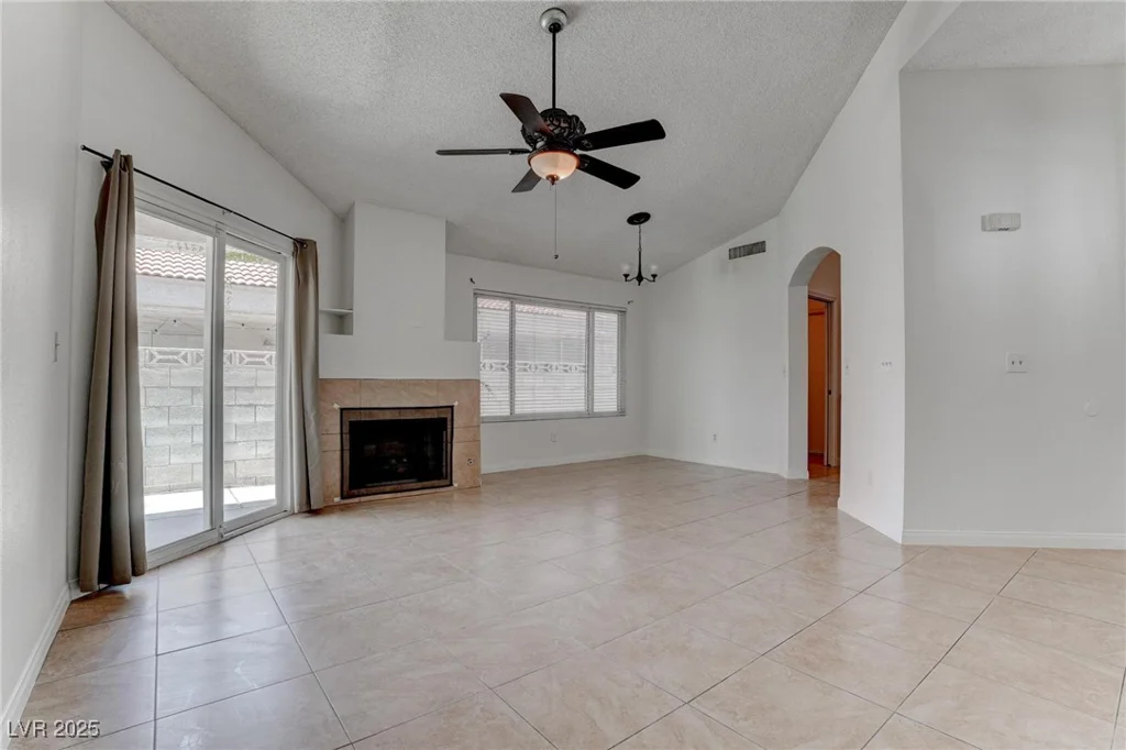 6624 Old Oxford, Las Vegas, NV 89108