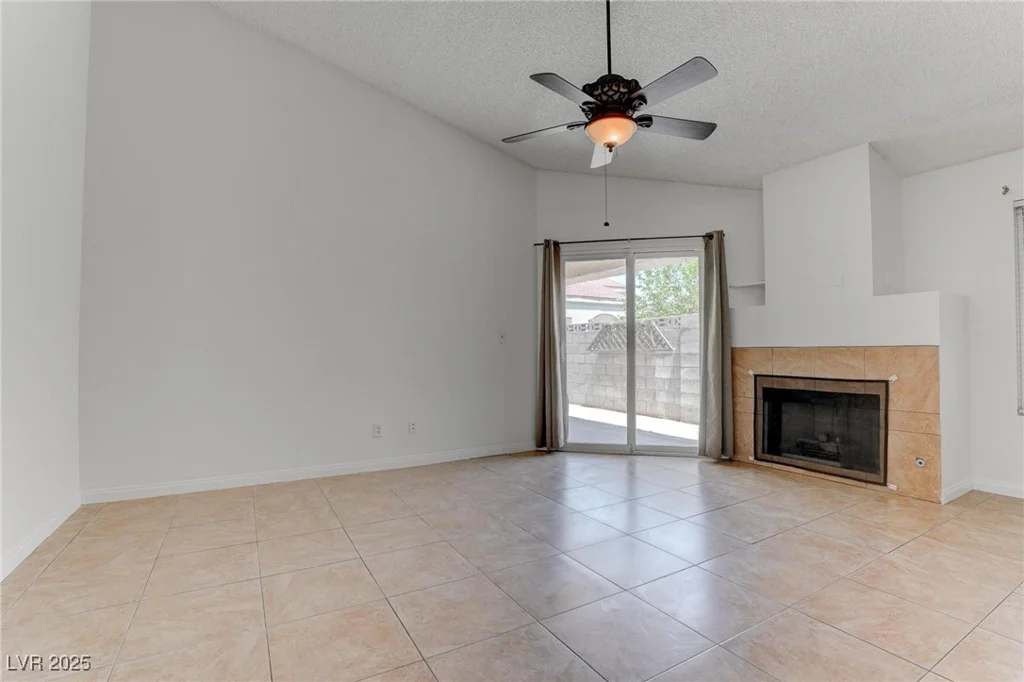 6624 Old Oxford, Las Vegas, NV 89108