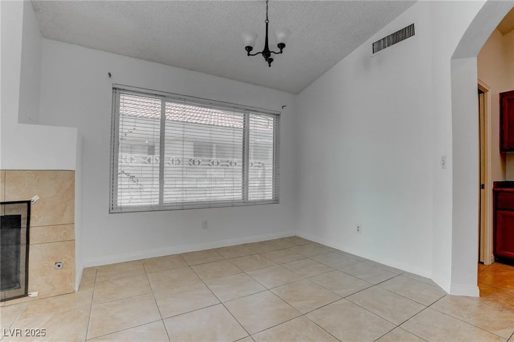 6624 Old Oxford, Las Vegas, NV 89108