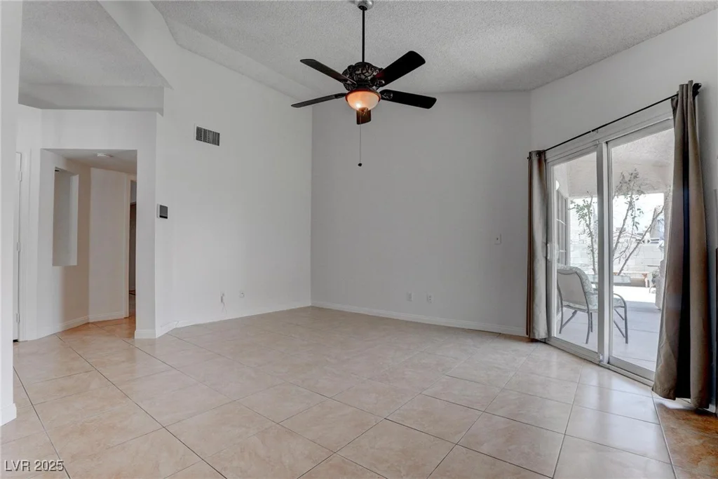6624 Old Oxford, Las Vegas, NV 89108