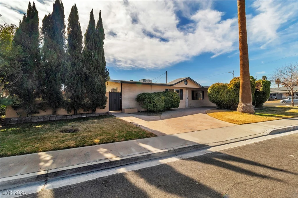 2211 Frontier, Las Vegas, NV 89106
