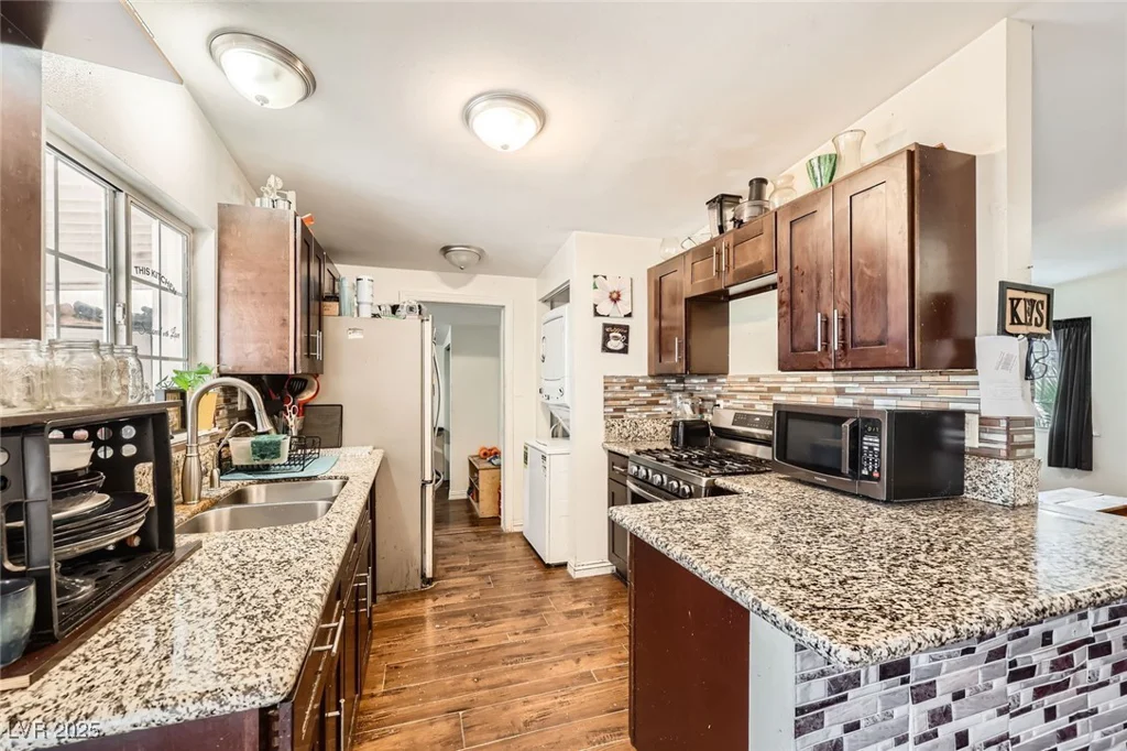 1607 Vegas Valley, Las Vegas, NV 89169