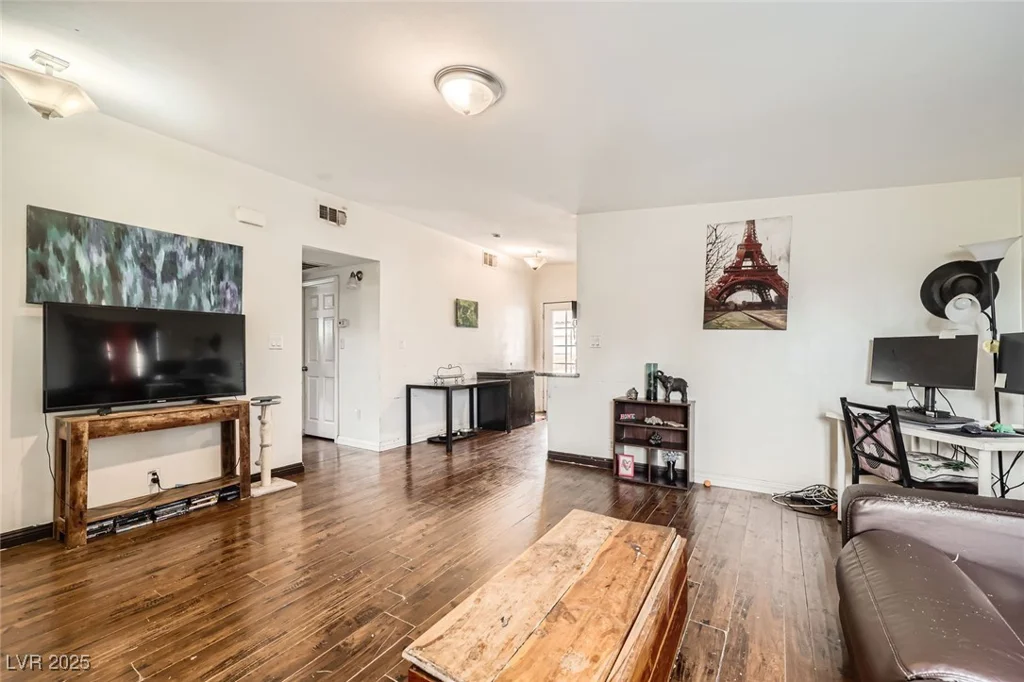 1607 Vegas Valley, Las Vegas, NV 89169