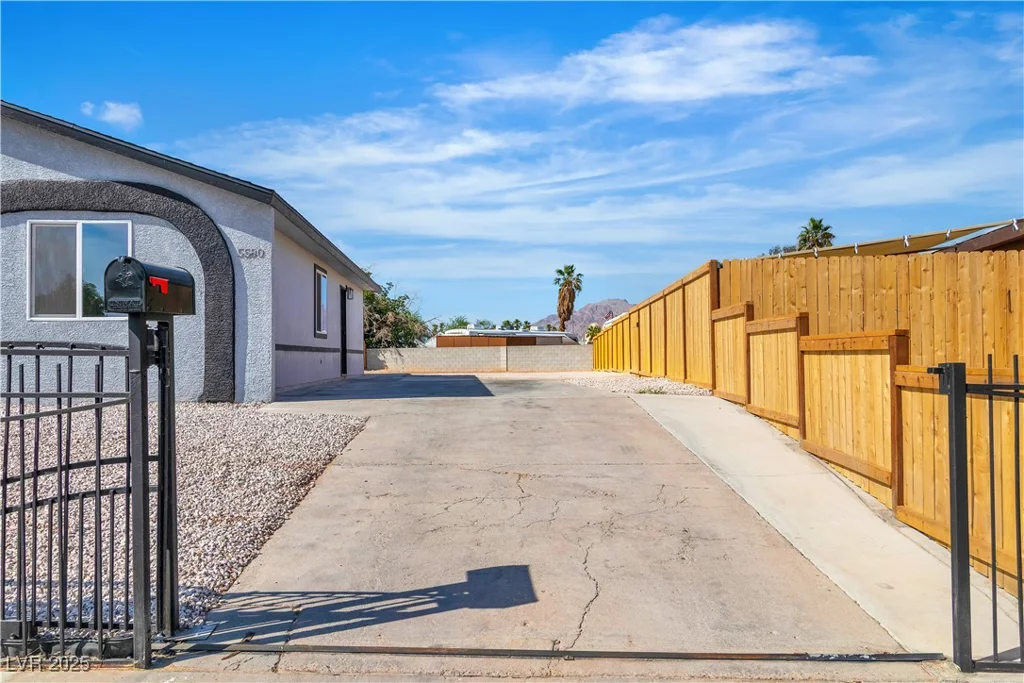 5580 Waltham, Las Vegas, NV 89122