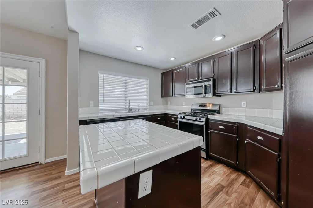 2103 Falcon Crest, North Las Vegas, NV 89031