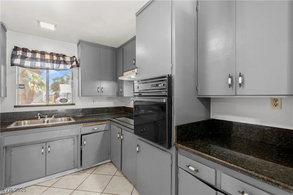 5101 Churchill, Las Vegas, NV 89107