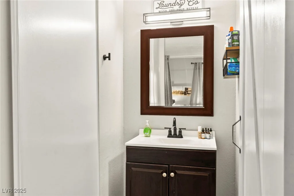 2569 Paradise Village, Las Vegas, NV 89120