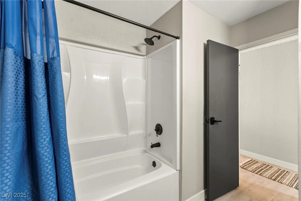2569 Paradise Village, Las Vegas, NV 89120