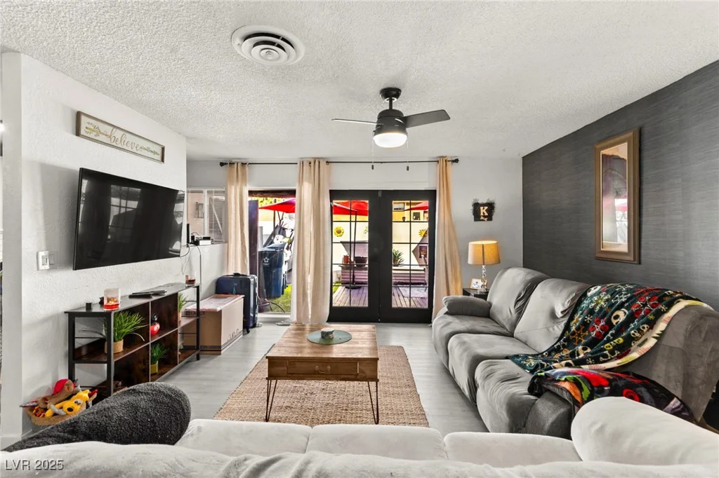 2569 Paradise Village, Las Vegas, NV 89120