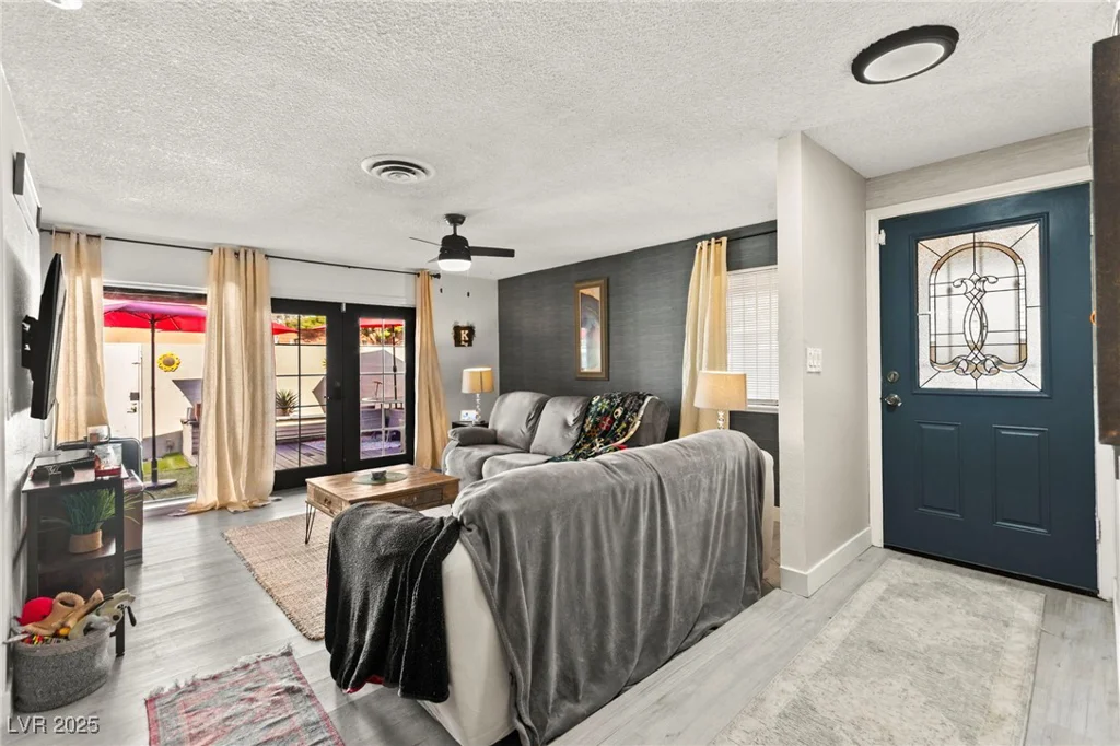 2569 Paradise Village, Las Vegas, NV 89120