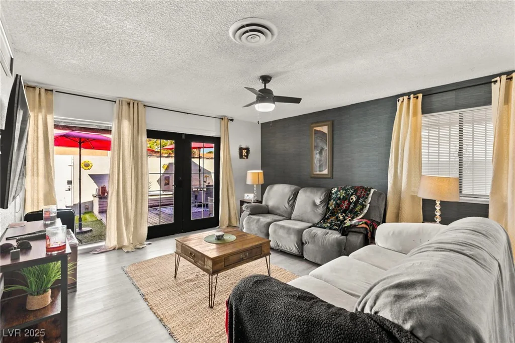 2569 Paradise Village, Las Vegas, NV 89120