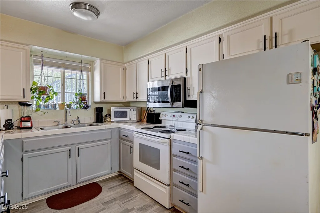 2725 Nellis, Las Vegas, NV 89121