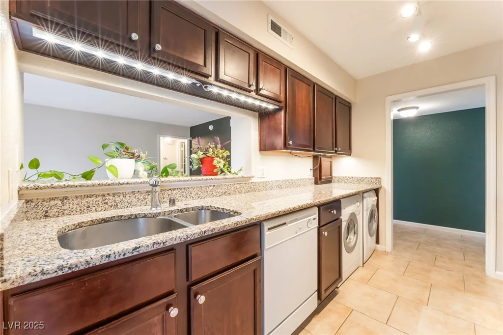 2866 Loveland, Las Vegas, NV 89109