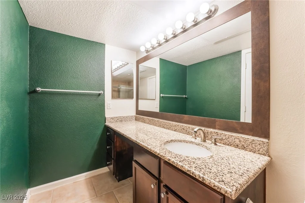 2866 Loveland, Las Vegas, NV 89109