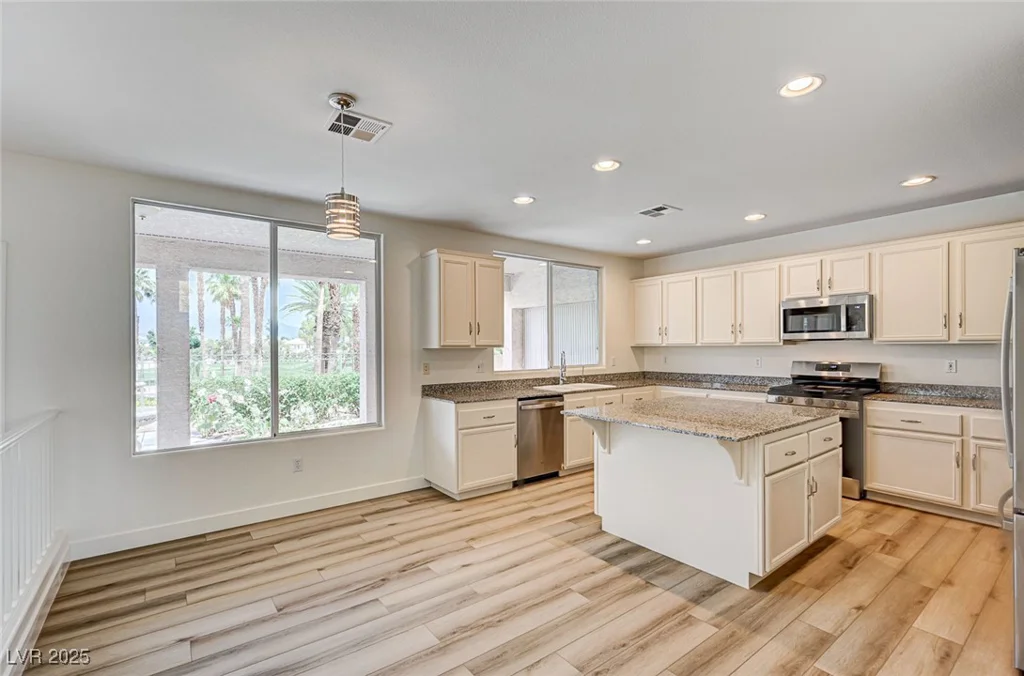 301 Lakewood Garden, Las Vegas, NV 89148
