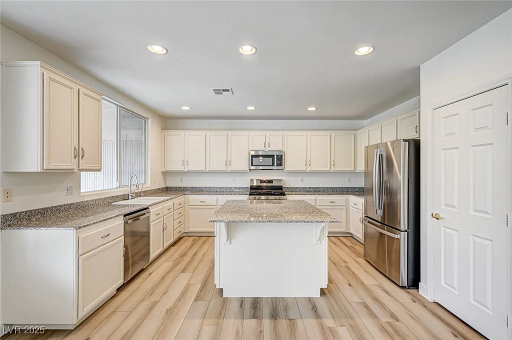 301 Lakewood Garden, Las Vegas, NV 89148