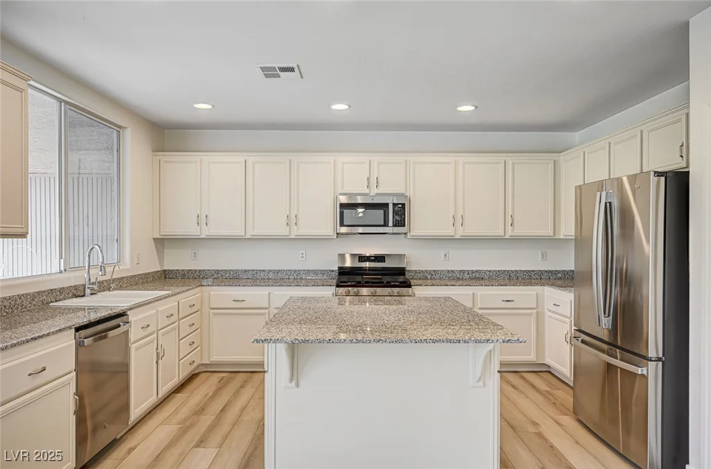 301 Lakewood Garden, Las Vegas, NV 89148