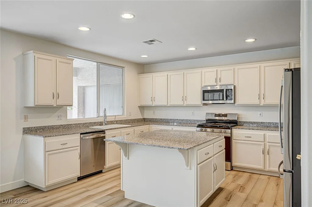 301 Lakewood Garden, Las Vegas, NV 89148