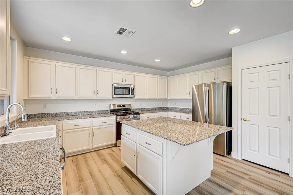 301 Lakewood Garden, Las Vegas, NV 89148