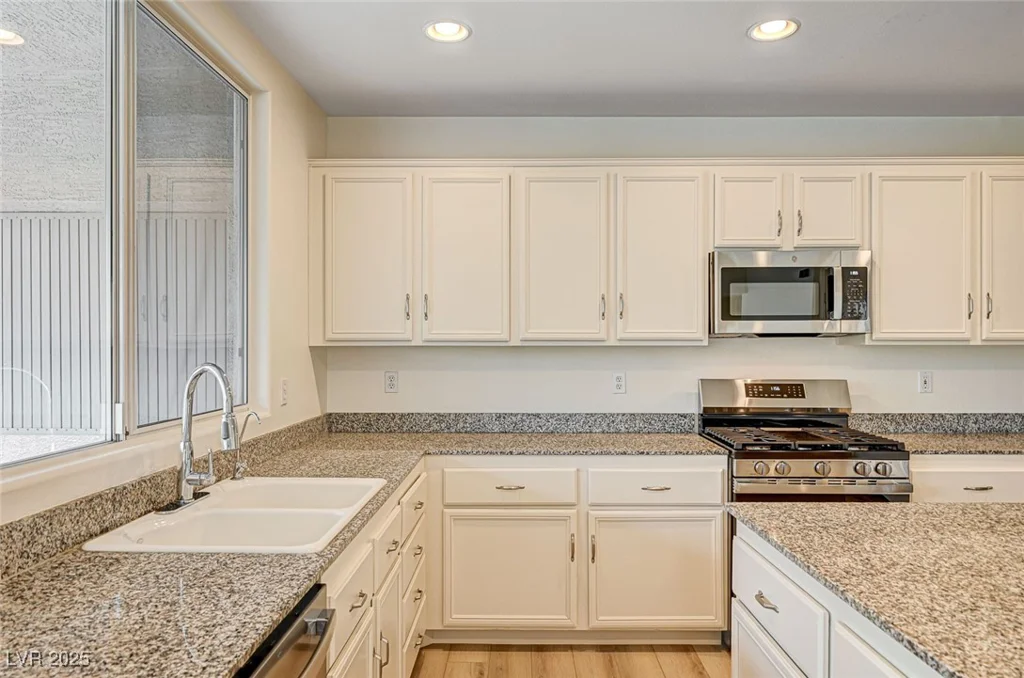 301 Lakewood Garden, Las Vegas, NV 89148