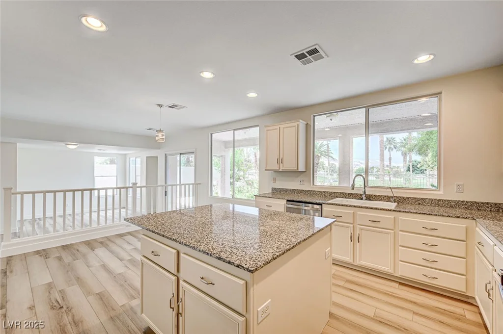 301 Lakewood Garden, Las Vegas, NV 89148