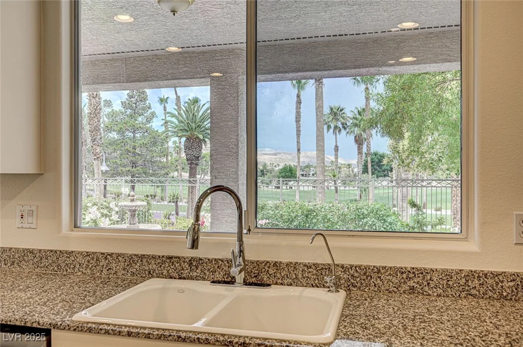 301 Lakewood Garden, Las Vegas, NV 89148