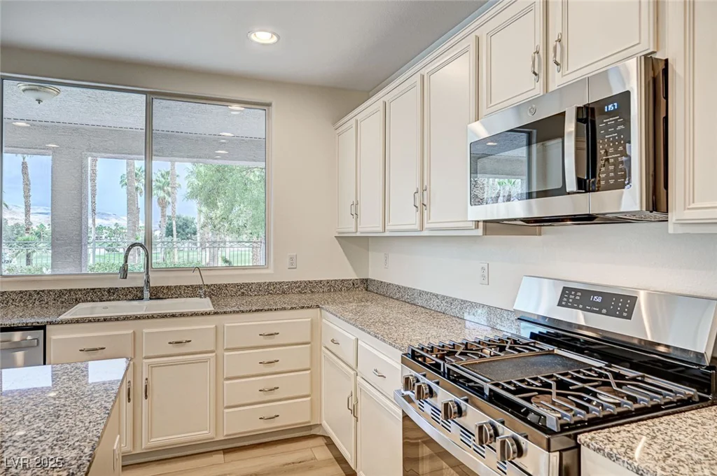301 Lakewood Garden, Las Vegas, NV 89148