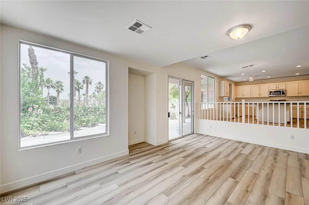 301 Lakewood Garden, Las Vegas, NV 89148