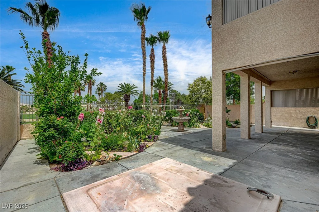 301 Lakewood Garden, Las Vegas, NV 89148