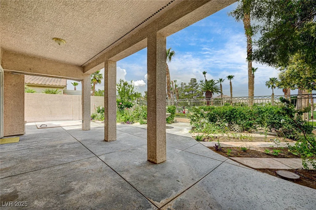 301 Lakewood Garden, Las Vegas, NV 89148
