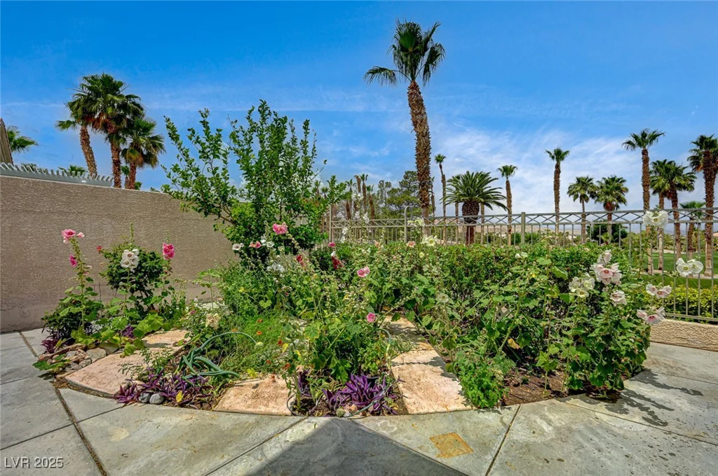 301 Lakewood Garden, Las Vegas, NV 89148