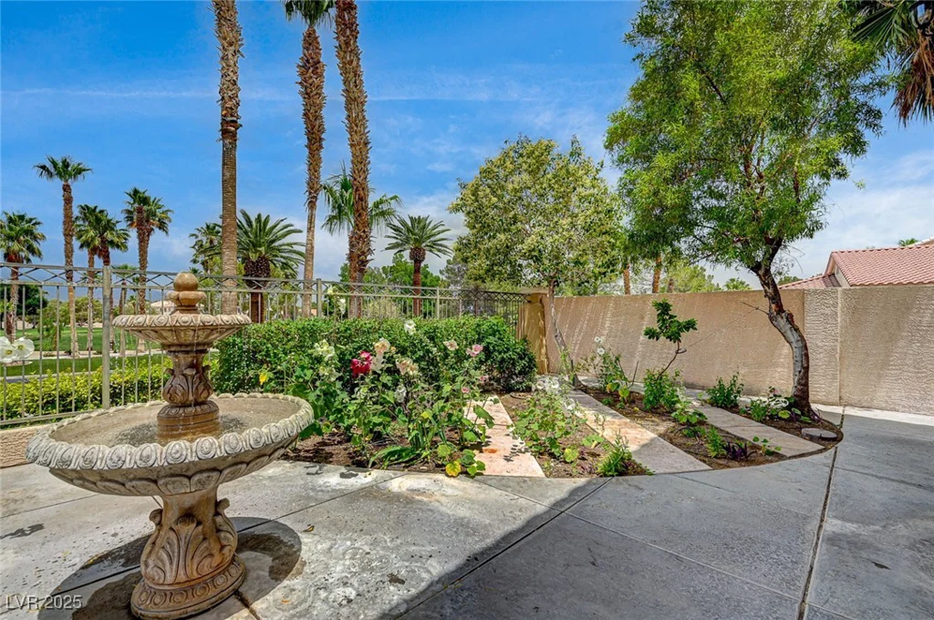 301 Lakewood Garden, Las Vegas, NV 89148