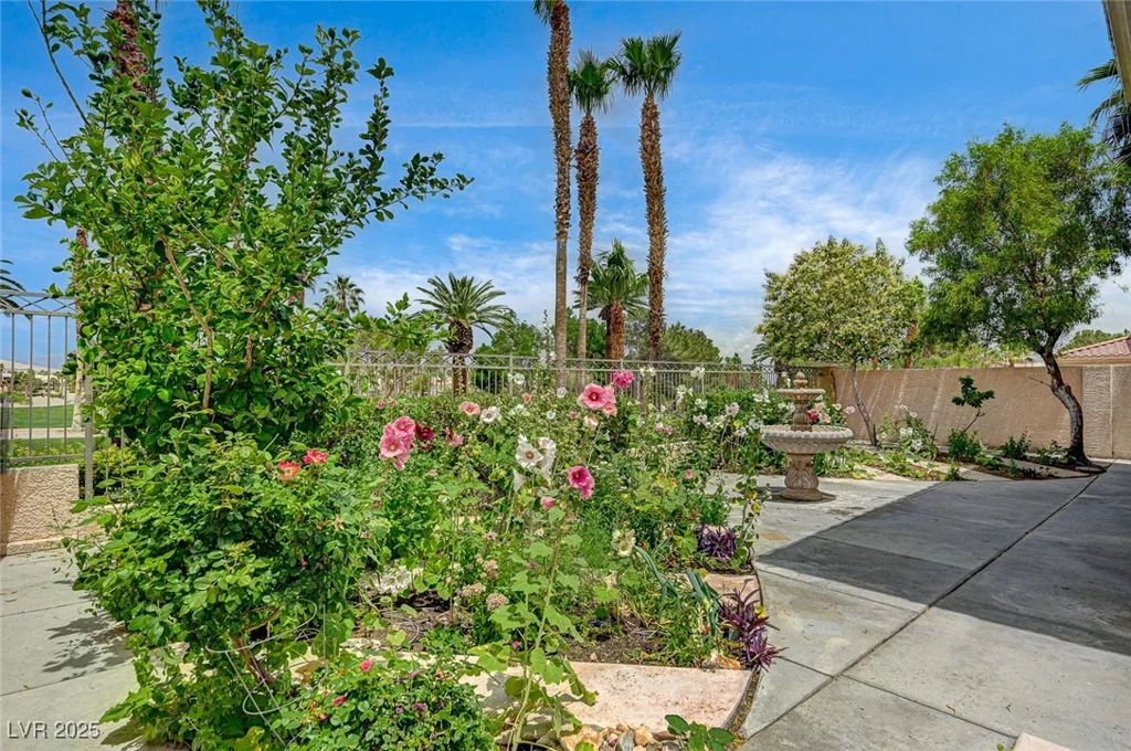301 Lakewood Garden, Las Vegas, NV 89148