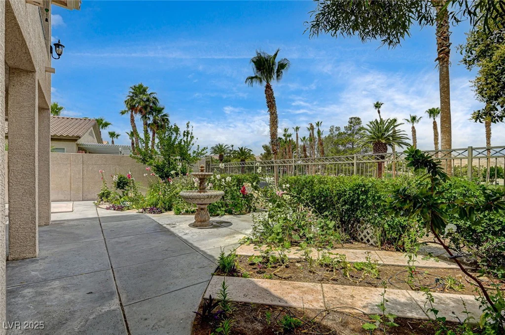301 Lakewood Garden, Las Vegas, NV 89148