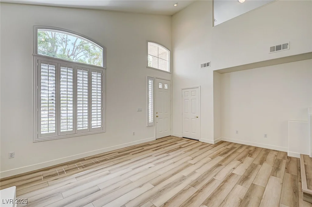301 Lakewood Garden, Las Vegas, NV 89148