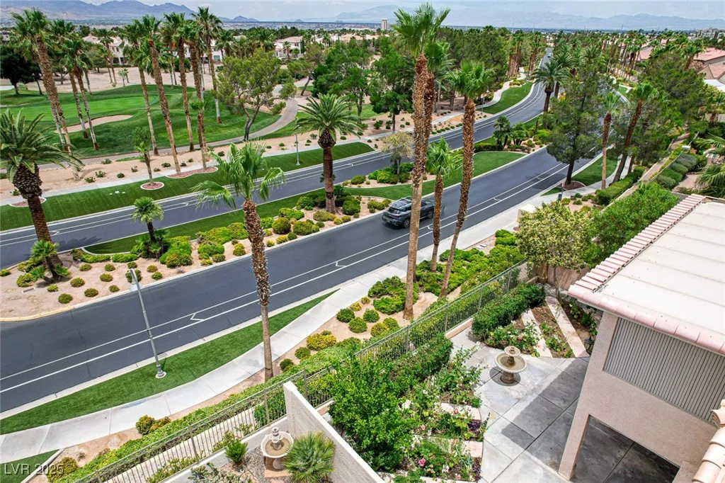 301 Lakewood Garden, Las Vegas, NV 89148