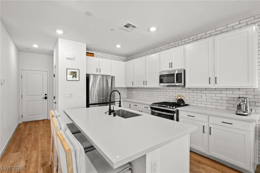11652 Desert Hollow, Las Vegas, NV 89138