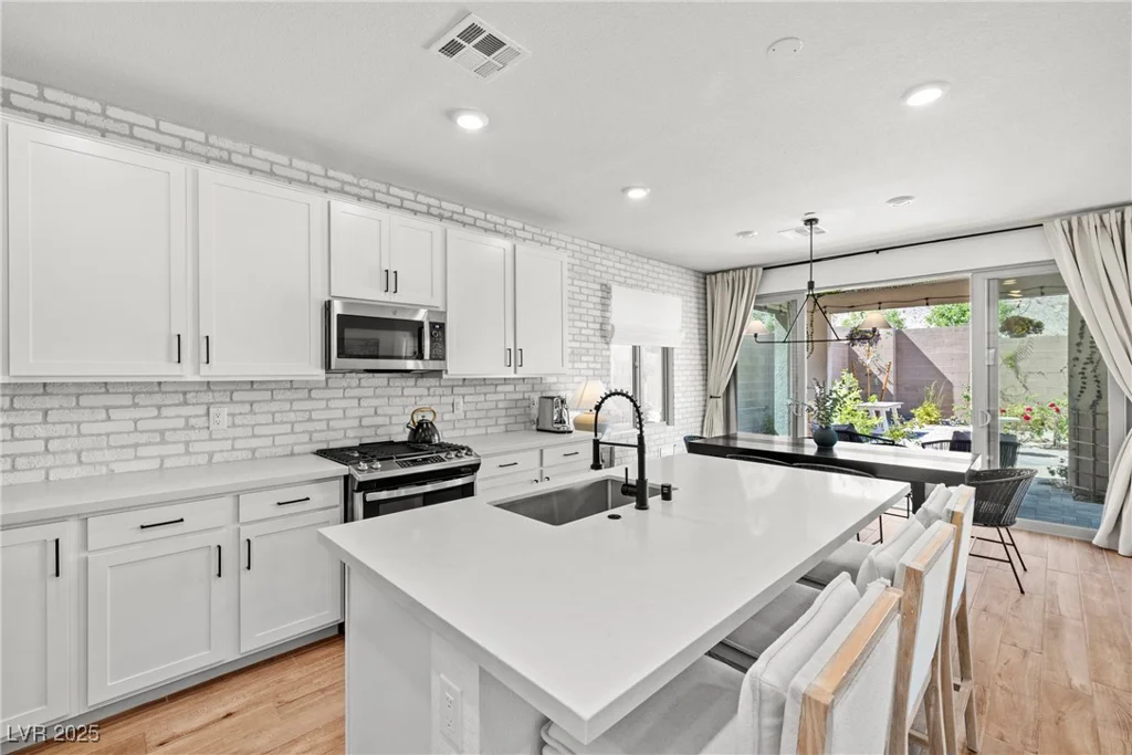11652 Desert Hollow, Las Vegas, NV 89138