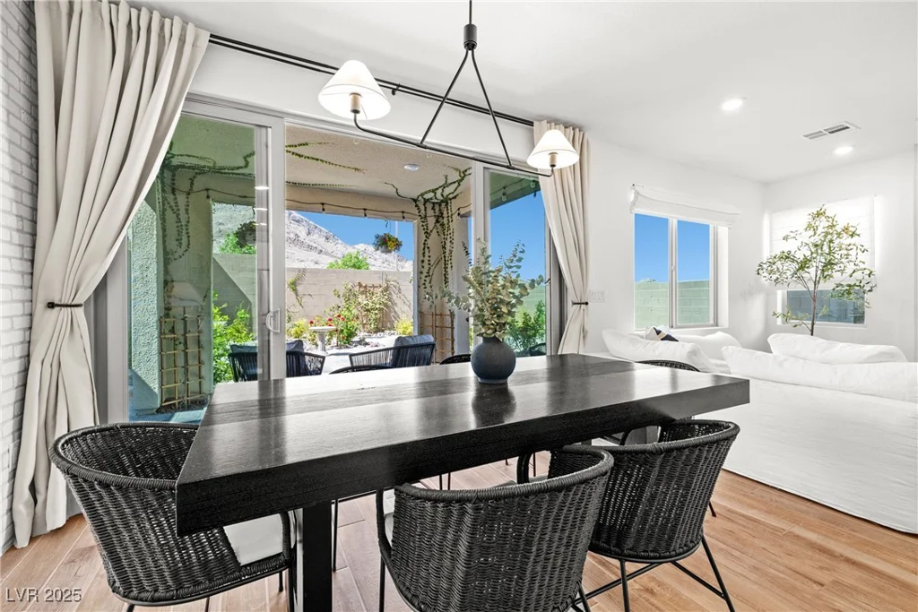 11652 Desert Hollow, Las Vegas, NV 89138