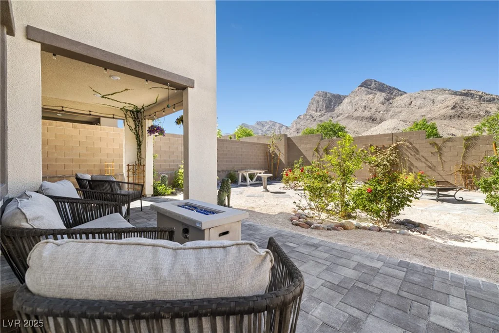 11652 Desert Hollow, Las Vegas, NV 89138